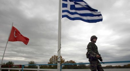 Στο τραπέζι το σενάριο για κλειστές δομές σε «ξερονήσια» – «Ανοησίες» κατά τον Τσίπρα τα περί ασύμμετρης απειλής- Η Τουρκία βγάζει στο …σφυρί τους μετανάστες
