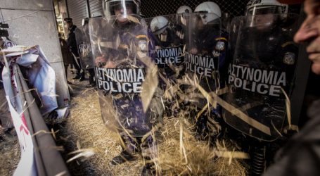 Διαμαρτυρία της ΠΟΕΔΗΝ έξω από το ΥΠΟΙΚ – Πέταξαν σανό και προσπάθησαν να μπουν στο κτίριο