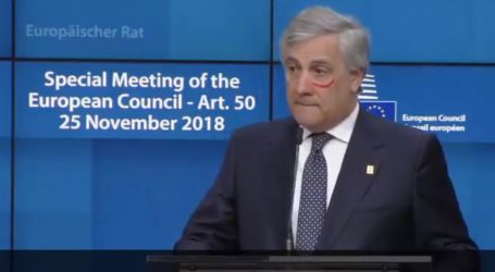 Αντόνιο Ταγιάνι: Mε κραγιόν κάτω από το μάτι για την ημέρα κατά της βίας των γυναικών