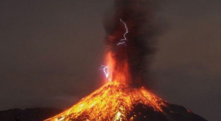 Ισχυρή έκρηξη στο ηφαίστειο της Αίτνας – 130 σεισμικές δονήσεις!