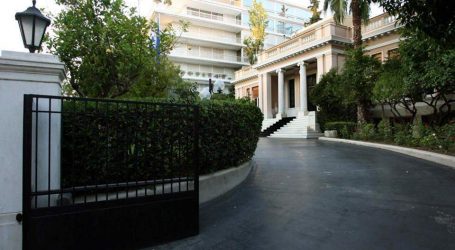 Επιχείρηση γοητείας της «αδιευκρίνιστης ψήφου» από το Μαξίμου