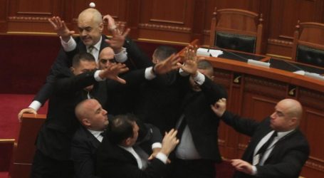 Βίντεο: Ο Ράμα «έφαγε» αυγό από βουλευτή ενώ μιλούσε στην αλβανική βουλή