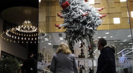 Ραγδαία αύξηση του «πλαστικού χρήματος» αλλά η ερώτηση «με ή χωρίς απόδειξη» παραμένει