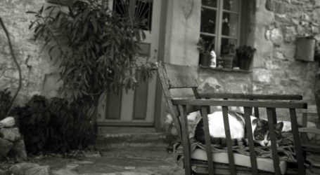 Ιστορία που «ραγίζει» καρδιές στο Βόλο: «Έφυγαν» αγκαλιασμένοι στο κρεβάτι τους τα Χριστούγεννα