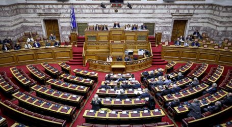 «Ρουκέτες» από ΝΔ κατά κυβέρνησης για τον Πετσίτη – Φλαμπουράρης: Δεν είναι φίλος μας, βρέθηκε δίπλα μας όταν κερδίσαμε