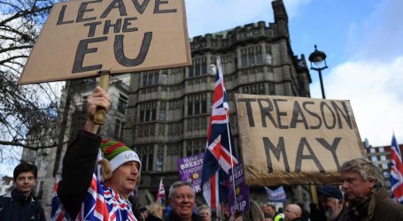 Για κίνδυνο ματαίωσης του Brexit προειδοποιεί η Μέι το Κοινοβούλιο