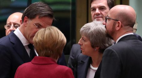Παρασκήνιο από τη Σύνοδο για Brexit: Η Μέρκελ διέκοπτε τη Μέι
