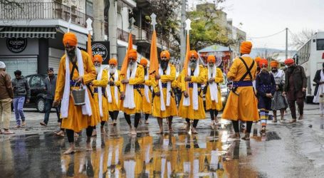 Η πολύχρωμη λιτανεία των Σιχ στον Ταύρο ανήμερα των Χριστουγέννων