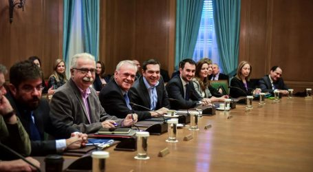 Τσίπρας στο υπουργικό: 15.000 προσλήψεις εκπαιδευτικών και ορίζοντας 9μήνου