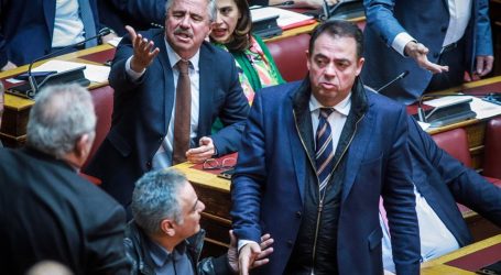 Χαμός στη Βουλή για την ονομαστική ψηφοφορία – Στο κυνήγι της δεδηλωμένης η κυβέρνηση