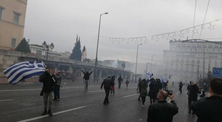 Συλλαλητήριο για τη Μακεδονία: Ξύλο και χημικά – Παρακρατικοί και ΕΛ.ΑΣ. διέλυσαν τη συγκέντρωση