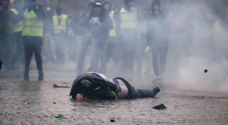 Πλαστικές σφαίρες και δακρυγόνα κατά των “Κίτρινων Γιλέκων”