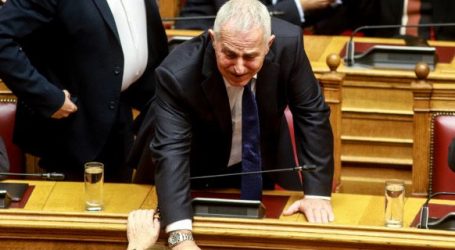 Ψήφος εμπιστοσύνης: Άγριος καυγάς Τσίπρα-Μητσοτάκη για την υπουργοποίηση Αποστολάκη