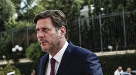 Βαρβιτσιώτης κατά Τσίπρα: Ξέρει πολύ καλά να μοιράζει διαμερίσματα και ρετιρέ σε άστεγους βουλευτές