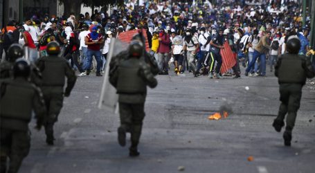 Ενα βήμα από τον εμφύλιο η Βενεζουέλα: 13 νεκροί σε βίαια επεισόδια