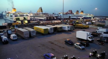 Πειραιάς: Ένας άνδρας ανασύρθηκε χωρίς τις αισθήσεις του από το αυτοκίνητο που έπεσε στο νερό