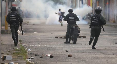 Δακρυγόνα από το στρατό της Βενεζουέλας στα σύνορα με Κολομβία