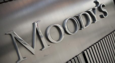 Moody’s: Credit positive η έξοδος της Ελλάδας στις αγορές – «Βαρίδι» ο αδύναμος τραπεζικός κλάδος