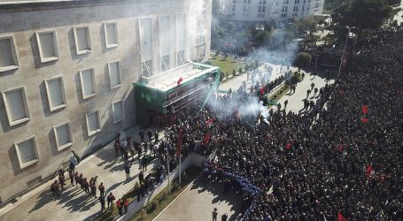 Χάος στην Αλβανία: Συγκρούσεις και ένταση έξω από το πρωθυπουργικό μέγαρο