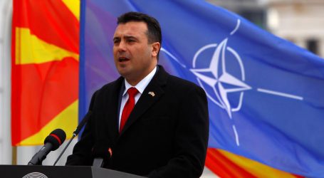 Ο Ζάεφ δίπλα στη σημαία του ΝΑΤΟ είπε τη χώρα Βόρεια Μακεδονία