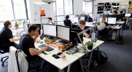 Βουλή: Υπερψηφίστηκε η απλοποίηση του ΦΠΑ για μικρές επιχειρήσεις-Ποιες αφορά