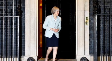 The Sun: Υπουργοί πιστεύουν ότι η Μέι θα παραιτηθεί το καλοκαίρι