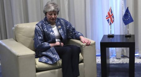 H Μέι σκέφτεται να ζητήσει από την ΕΕ την αναβολή του Brexit για δύο μήνες