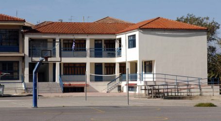 Σχολεία: Πρεμιέρα με λίγους μαθητές – Θερμομετρήσεις, αντισηπτικά και… σημάδια στο προαύλιο