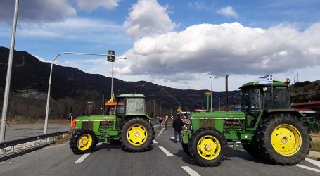 Μπλόκα αγροτών: Κλείνουν τις εθνικές οδούς στα Τέμπη και προς Πάτρα