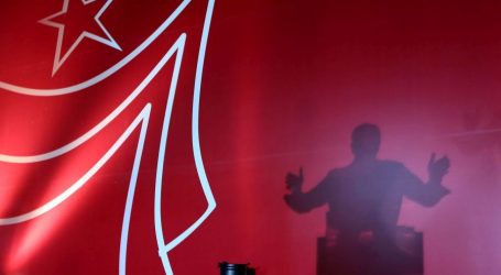 Reuters: Στριμωγμένος ο Αλέξης Τσίπρας ενόψει εκλογών – Τι θα δώσει για να κλείσει την ψαλίδα με τη ΝΔ και τι φοβάται