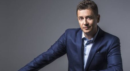 Αντώνης Σρόιτερ: Δέκα χρόνια στο τιμόνι της παρουσίασης στον Alpha