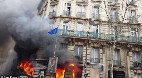 Εικόνες Marfin στη Γαλλία: Εγκλωβισμένη γυναίκα σε υποκατάστημα τράπεζας με το μωρό στην αγκαλιά της