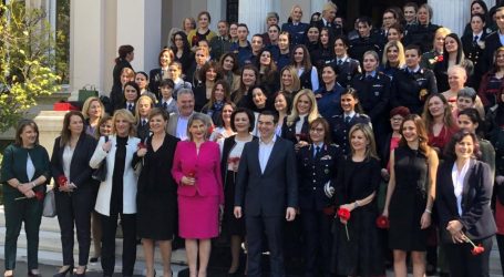 «Άρωμα γυναίκας» στο Μέγαρο Μαξίμου – Υπουργοί και βουλευτίνες στον Αλέξη Τσίπρα