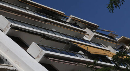 Βούλα: 39χρονος επιχειρηματίας έπεσε από το μπαλκόνι του σπιτιού του – Συνελήφθη η σύντροφός του