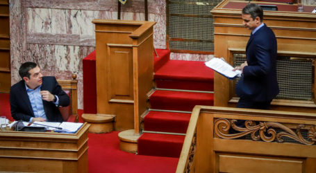 Μονομαχία Τσίπρα – Μητσοτάκη με φόντο τις δημοσκοπήσεις