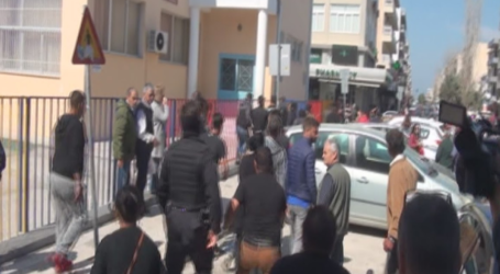 Εκκενώθηκαν τα δικαστήρια Κορίνθου: Ένταση και χημικά στην προσαγωγή του 35χρονου που σκότωσε Ρομά – ΒΙΝΤΕΟ