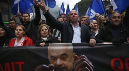 Στη δίνη βαθιάς πολιτικής κρίσης εισέρχονται τα Τίρανα