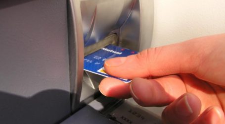 Η «κρυφή» χρέωση στα ΑΤΜ που φέρνει κέρδη στις τράπεζες