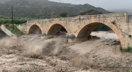 Κακοκαιρία στην Κρήτη: Παρασύρθηκαν οχήματα, έκλεισαν δρόμοι – Κινδυνεύει η ιστορική γέφυρα του Μύρτου