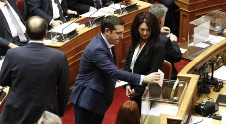 H κυβέρνηση επιχειρεί να διεμβολίσει την ατζέντα της ΝΔ, αλλά έρχονται και νέες αρχειοθετήσεις για τη Novartis