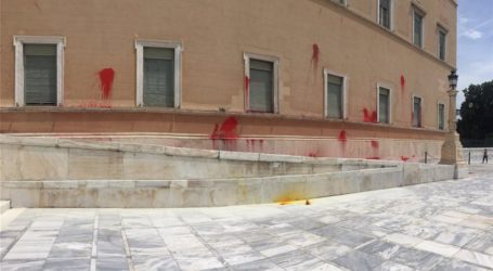 Επίθεση στη Βουλή με μπογιές και καπνογόνα από τον Ρουβίκωνα