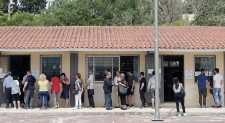 Ουρές και ταλαιπωρία στις τετραπλές κάλπες