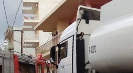 Τροχαίο με εγκλωβισμένους στην Κορωπίου – Μαρκοπούλου: Βυτιοφόρο συγκρούστηκε με φορτηγό
