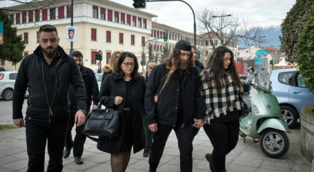 Ένταση στη δίκη Γιακουμάκη: «Ήταν όλα πλάκες» υποστήριξε πρώην συγκάτοικός του – Αποχώρησε ο πατέρας