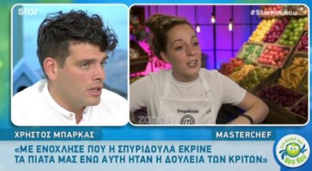 MasterChef: Ο Χρήστος Μπάρκας «αδειάζει» τη Σπυριδούλα Καραμπουτάκη
