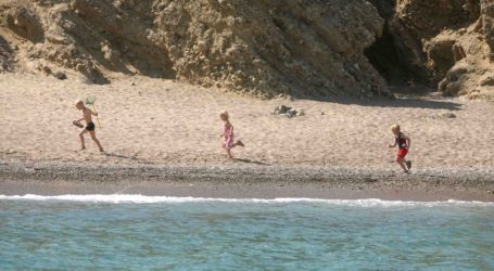 «Ψήφο εμπιστοσύνης» στην Ελλάδα για διακοπές σε γονείς με τα παιδιά τους δίνει η Telegraph