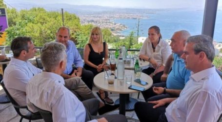 Στιγμές χαλάρωσης για τον Κ. Μητσοτάκη στα Χανιά – Ήπιε τον καφέ του με υποψήφιους βουλευτές