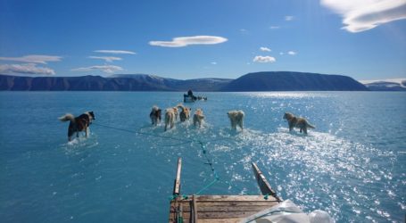 Μέσα σε μόλις 24 ώρες η Γροιλανδία έχασε 2 δισ. τόνους πάγου