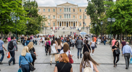 Δημογραφικό πρόβλημα – Τι εξετάζει η κυβέρνηση: Οικονομική βοήθεια στις νέες μητέρες, προστασία από απόλυση και στους πατέρες