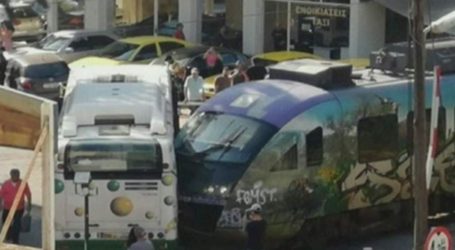 Λεωφορείο συγκρούστηκε με συρμό του προαστιακού στη Λιοσίων (βίντεο)